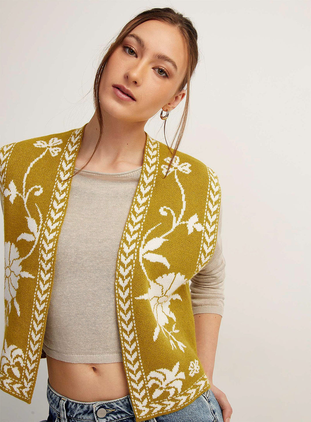 JULIA – Open Knit Vest with Floral Pattern